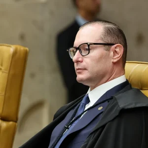 Lula e Flávio Bolsonaro mobilizam eleitores após votação ser prorrogada até 19h