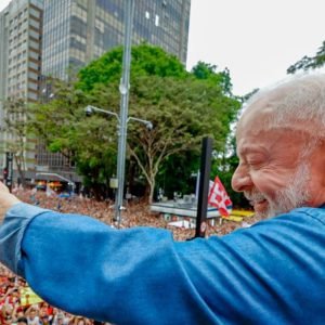 Ato pela reeleição de Lula leva milhares à Avenida Paulista