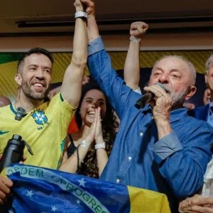Lula diz para Janones: “Nosso Exército tem que continuar”