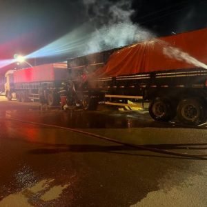 Corpo de Bombeiros combate incêndio em carreta carregada com milho
