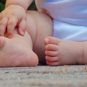 Bebê de 1 ano morre após engasgar com pão