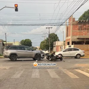 Carro e moto se envolvem em acidente no cruzamento da Rua dos Mamoeiros com a Rua das Sete Copas, em Nova Mutum/MT