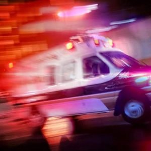 Carro com mãe e filhos cai em córrego após acidente