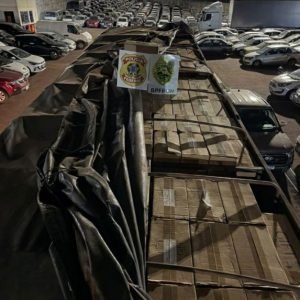 PF e PM/PR apreendem 35 mil pacotes de cigarros contrabandeados em Toledo/PR