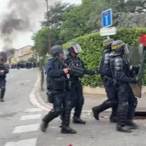 Estudantes e policiais entram em confronto na França durante protestos