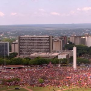 Ato em apoio a Lula reúne manifestantes na Esplanada em Brasília