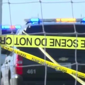 Carro invade campo nos EUA e mata duas pessoas, incluindo criança
