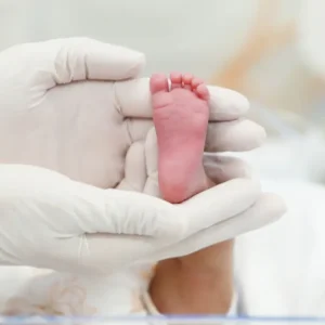 Jovem de 18 anos é presa em flagrante após abandonar recém-nascida em lixeira de hospital em Nova Xavantina