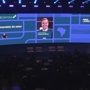 Evento da Abrainc reúne autoridades e debate desafios da habitação