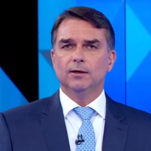 Flávio ganha direito de resposta após ser chamado de “miliciano”