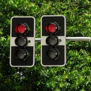Dois motoristas cometem a mesma infração, mas só um vai preso: a teoria de 1976 que mostra como a sorte define quem é vilão