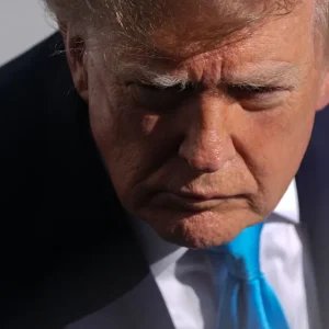 Trump diz que EUA “consideram” apoiar ataques sauditas contra Houthis
