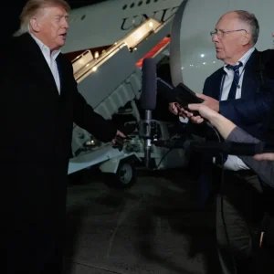 Trump diz que eleição foi “estranha” e aprovaria entrada de Flávio nos EUA
