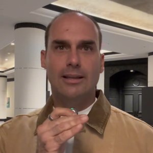 Eduardo Bolsonaro posta vídeo em inglês questionando virada de Lula
