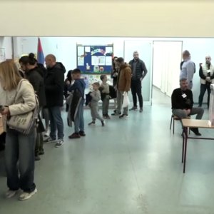 Movimento liderado por estudantes vence eleição parlamentar na Sérvia