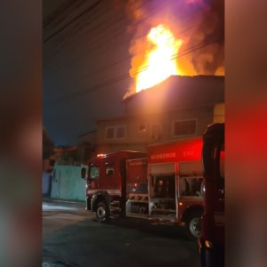 Incêndio atinge fábrica na Zona Sul de SP e 27 viaturas tentam controlar