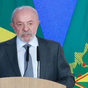 A 4 dias da eleição, Lula envia proposta de tarifa zero nos fins de semana
