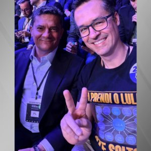 Dallagnol vai com Flávio a debate e usa blusa com PowerPoint da Lava Jato