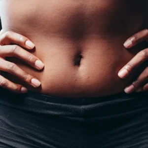 Fazer centenas de abdominais todos os dias pode não ser o melhor caminho para a sua coluna — e a ciência explica o motivo