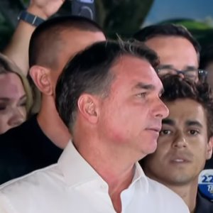Flávio acena à base e usará jurídico para questionar eleição, diz advogado