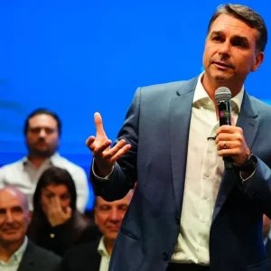 Flávio acusa sindicatos de favorecer Lula em posts; TSE nega barrar perfis