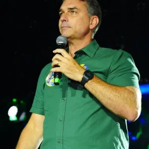 Aliados dizem que Flávio Bolsonaro está fora do Brasil