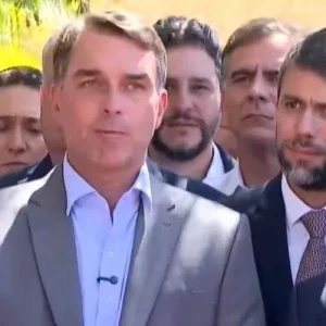 “Quase ministro” de Lula surge ao lado de Flávio em ato de apoio do centrão