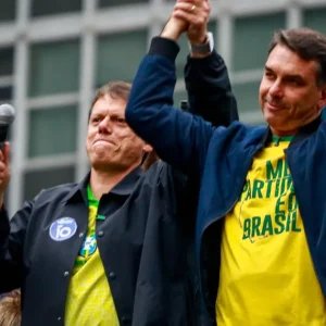 Metade dos governadores eleitos apoiaram Flávio no primeiro turno