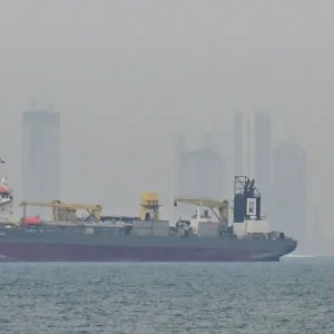 Vazamento de petróleo leva ao fechamento de praias nos Emirados Árabes