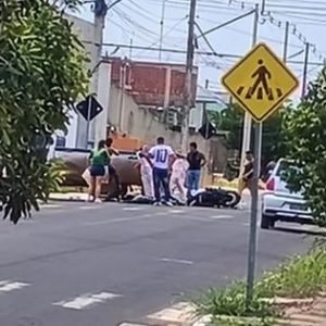 Mulher fica ferida após colisão entre carro e moto em Nova Mutum