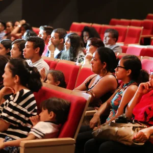 Lei estadual garante sessões de cinema adaptadas para pessoas com autismo e familiares em Mato Grosso