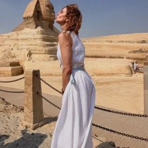 No Egito, Luciana Gimenez visita templo e brinca com nome de faraó