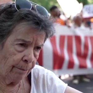 Morre idosa que foi despejada e se tornou símbolo dos protestos na Espanha