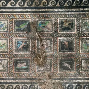 Arqueólogos encontram mosaico de 1.800 anos com 15 cenas, mas um gato e um cachorro chamam atenção por detalhe incomum