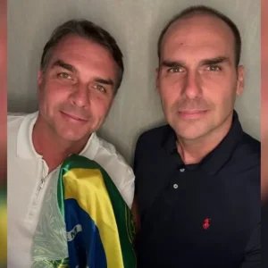 Eduardo cita Olavo e posta foto com Flávio após senador fugir para os EUA