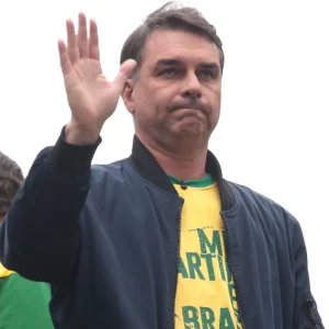 Justiça aceita notícia-crime de Flávio contra site que oferecia criptomoeda