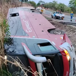 Ônibus com 16 passageiros tomba na Serra da Petrovina e deixa dois feridos em MT