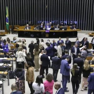 Direita decide votar a favor do fim da escala 6×1