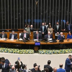 Minoria discorda sobre voto distrital misto frente à ofensiva do centrão