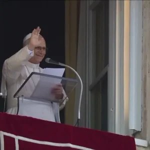 Papa Leão XIV realiza oração no Vaticano após alta do hospital