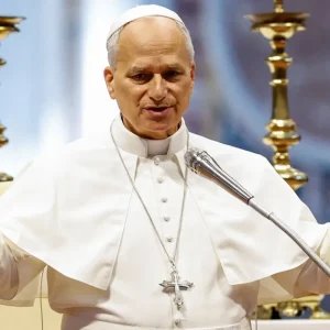 Papa Leão XIV “passa bem” após cirurgia para tratar câncer, diz Vaticano