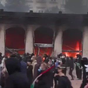 Prédio de turismo em Lyon é incendiado em meio a protestos na França