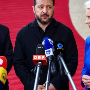 Líderes da UE reafirmam apoio a Zelensky em meio a briga com Trump e Musk