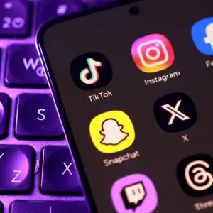 Pesquisa indica que redes sociais podem prejudicar democracia