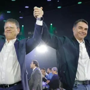Fuga de Flávio Bolsonaro abre disputa por liderança da direita no Brasil