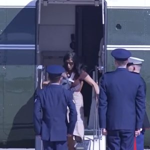 Vídeo: 2ª dama dos EUA tropeça com bebê no colo ao sair de helicóptero