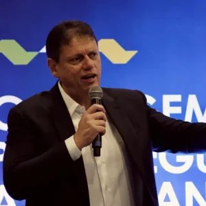 Tarcísio afirma que orientou Flávio a ficar no Brasil após eleição