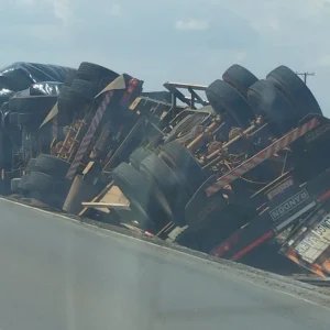 Carreta com sementes de soja tomba na BR-163, em Lucas do Rio Verde