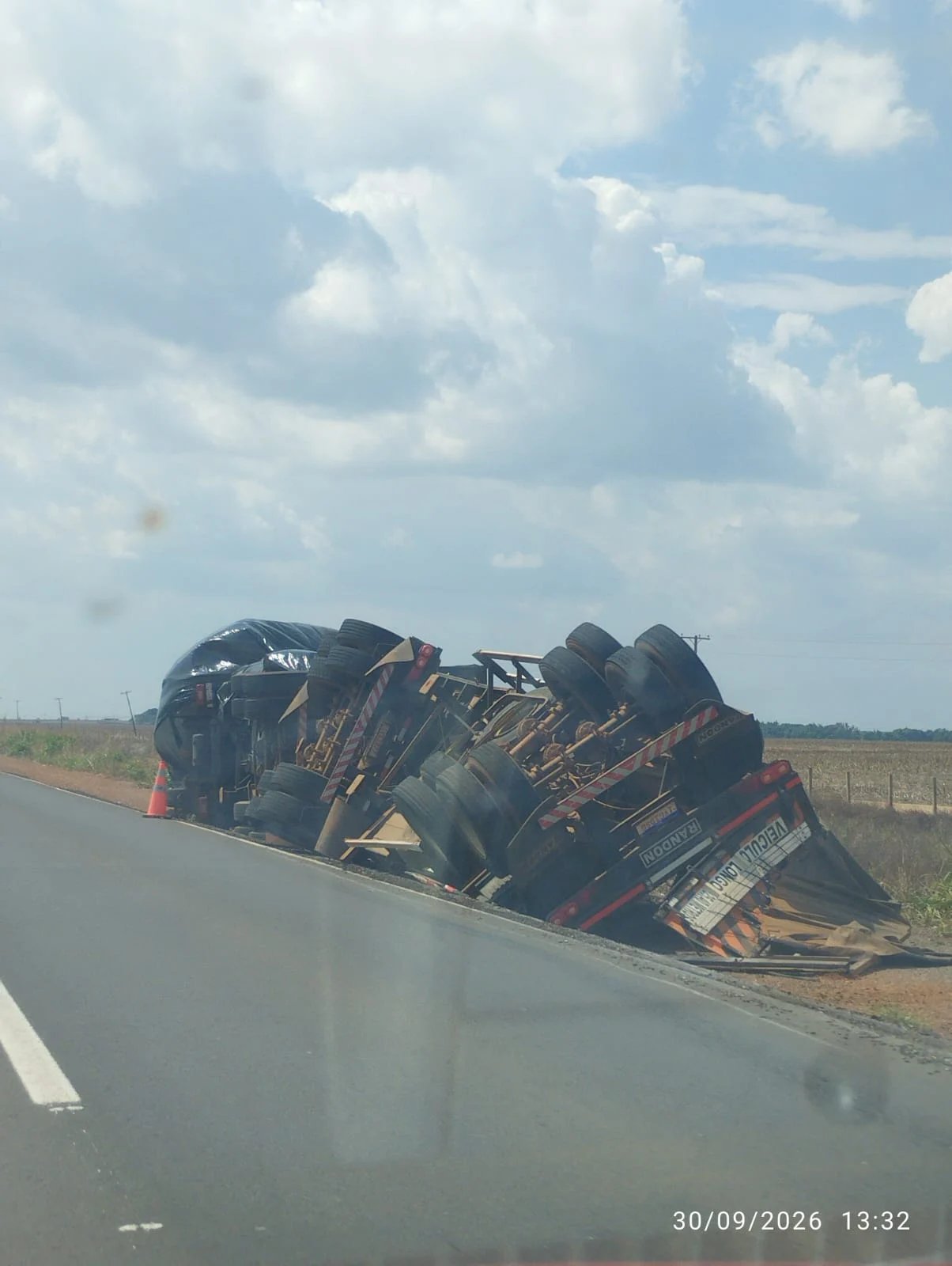 Carreta com sementes de soja tomba na BR-163, em Lucas do Rio Verde