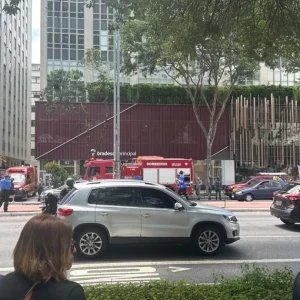 Explosão de bueiro deixa três feridos na avenida Paulista